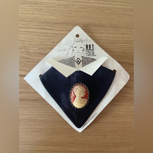 Vintage Accessories - Vintage Under Collar Bib Accessory Brooch